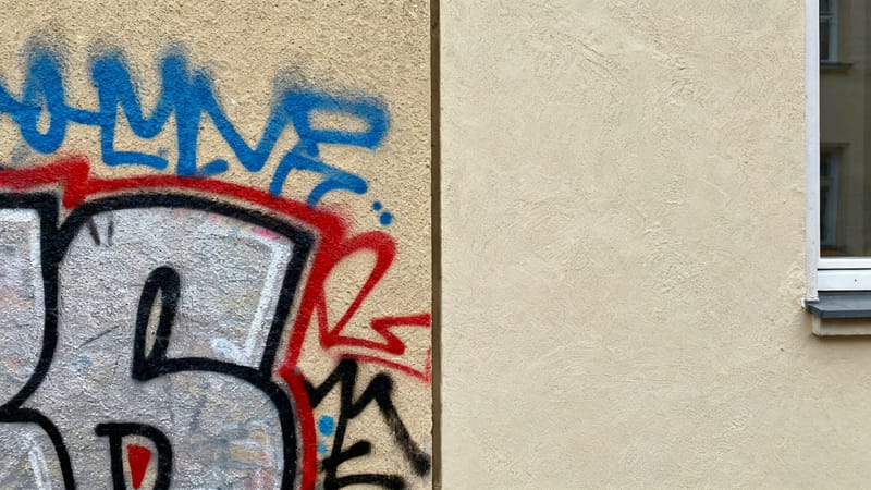 Saubere Wand nach professioneller Graffitientfernung in Hannover