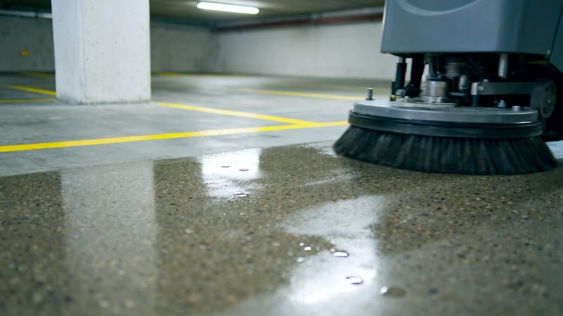Kehrmaschine reinigt die Fahrfläche einer Tiefgarage und entfernt Reifenabrieb in Hannover