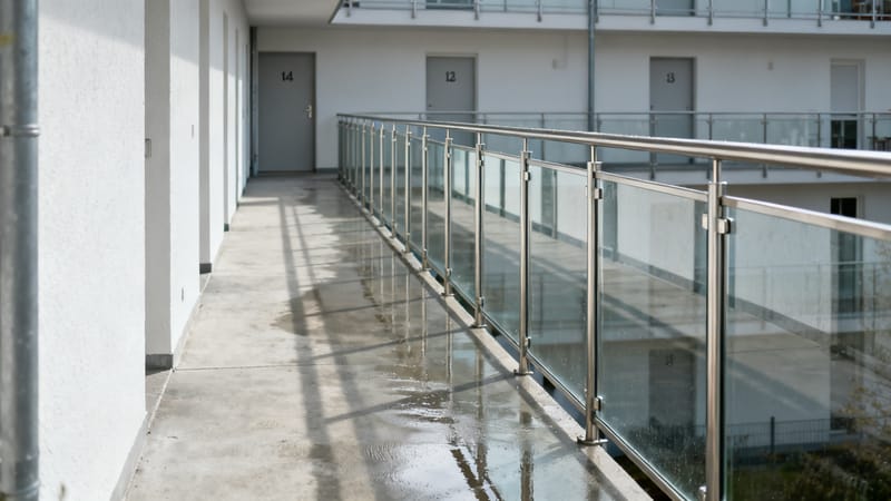 Offener Außenlaubengang mit Geländer und sauberem Belag entlang einer Wohnanlage in Hannover